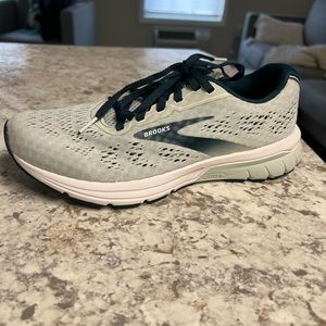 Nice ice blue Women’s Brooks Anthem 4 running shoes.